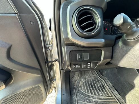 Used 2022 Toyota Tacoma TRD Off-Road w/ Technology Package AWD/4WD image 13