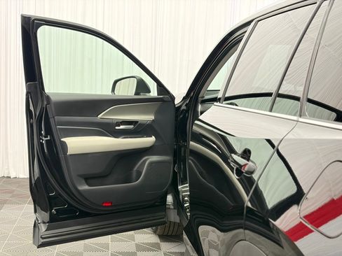 Used 2025 Toyota Grand Highlander AWD image 11