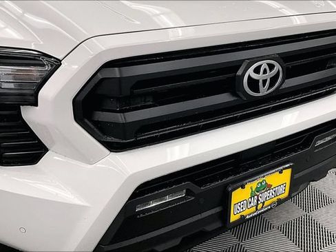 Used 2025 Toyota Tacoma SR5 AWD/4WD image 33