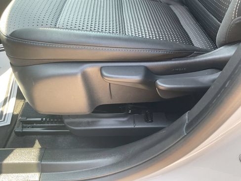 Used 2025 Chevrolet Trax LT FWD image 9