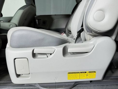 Used 2013 Toyota Sienna Limited w/ Premium Pkg AWD/4WD image 43