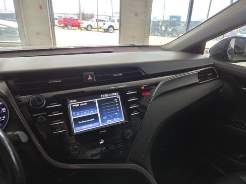 Used 2020 Toyota Camry SE image 29