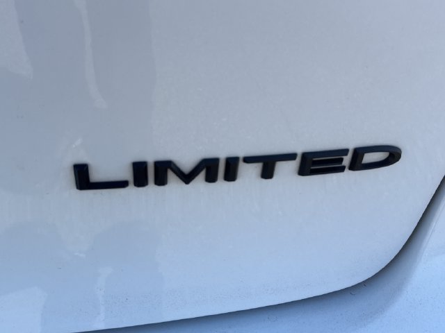 Used 2025 Chrysler Pacifica Limited FWD image 17