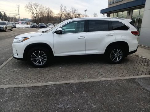 Used 2019 Toyota Highlander XLE image 3