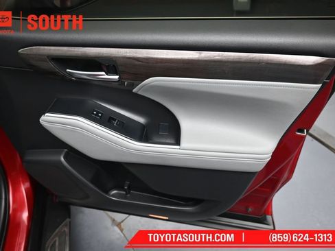 Used 2023 Toyota Highlander Limited AWD/4WD image 39