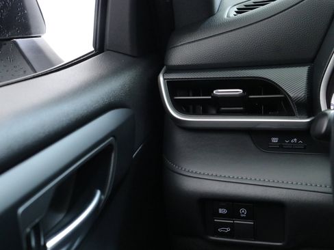 Used 2023 Toyota Highlander L image 16