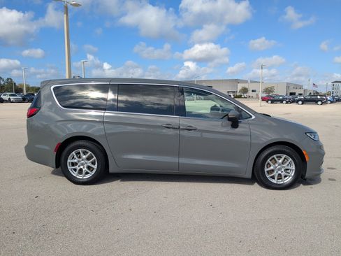 Used 2023 Chrysler Pacifica Touring-L image 4