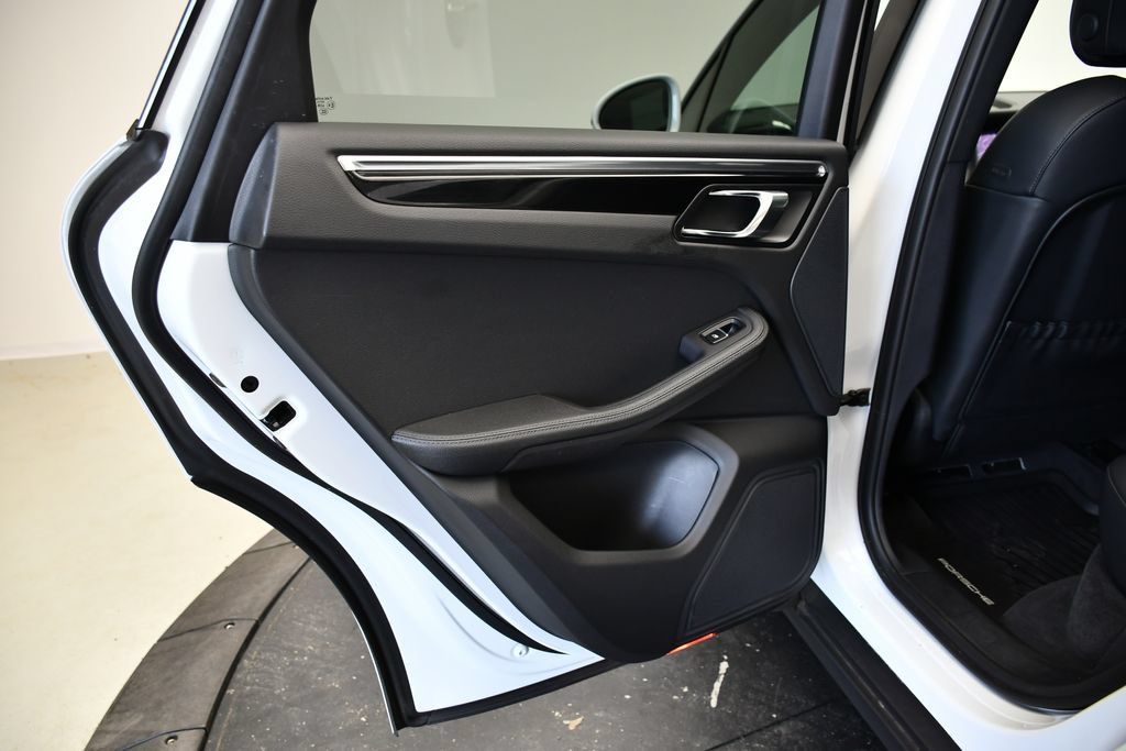 Certified 2023 Porsche Macan AWD/4WD image 35