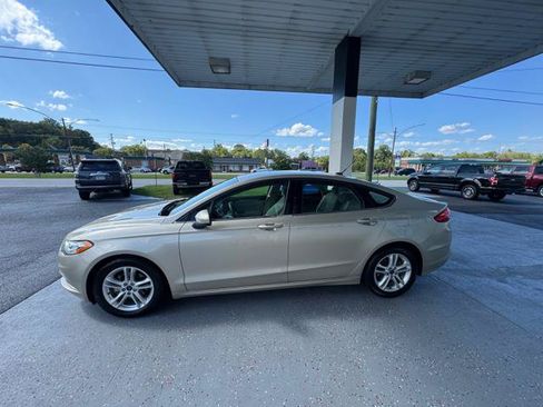 Used 2018 Ford Fusion SE FWD image 4