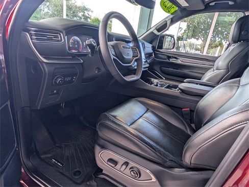 Used 2023 Jeep Wagoneer 4WD image 7