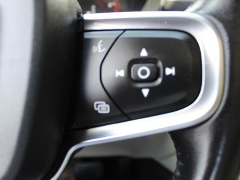 Used 2020 Volvo XC40 T5 Momentum w/ Protection Package image 22