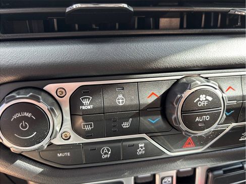 Used 2025 Jeep Wrangler Unlimited Sahara image 27