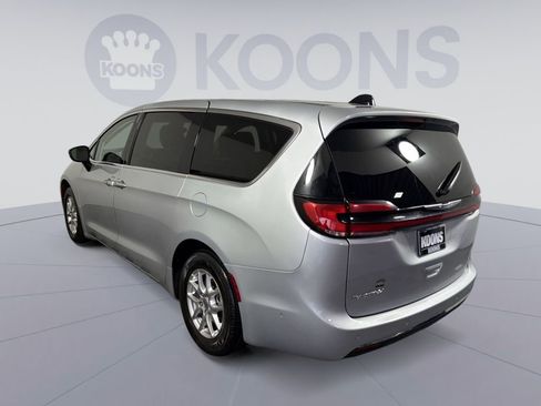 Used 2024 Chrysler Pacifica Touring-L image 4