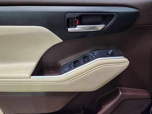 Used 2021 Toyota Highlander XLE FWD image 42