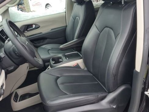 Certified 2024 Chrysler Pacifica Touring-L image 22