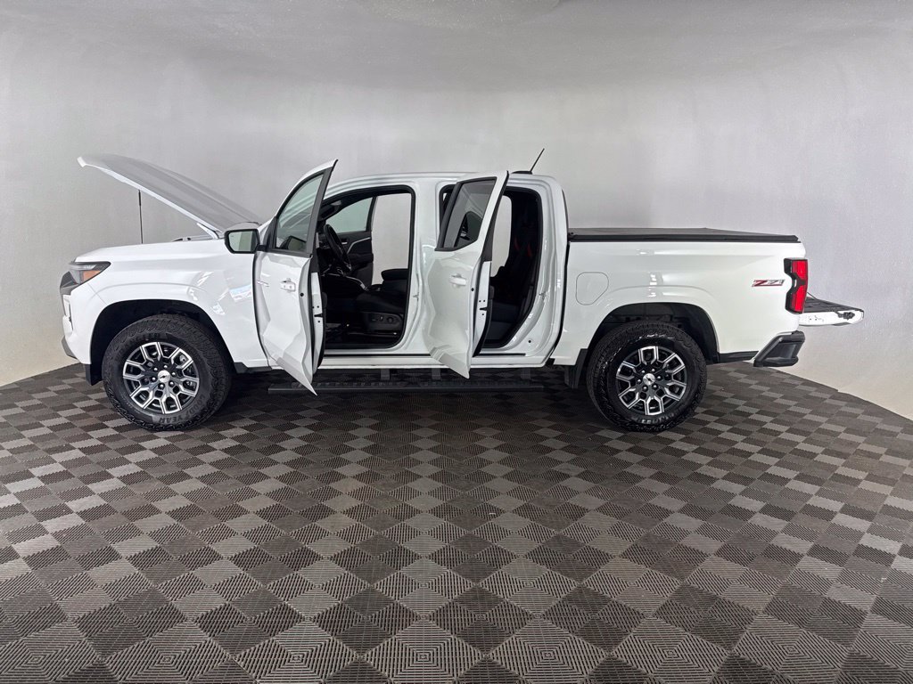 Used 2025 Chevrolet Colorado Z71 w/ Technology Package AWD/4WD image 10