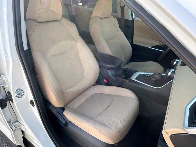 Used 2021 Toyota RAV4 LE AWD/4WD image 11
