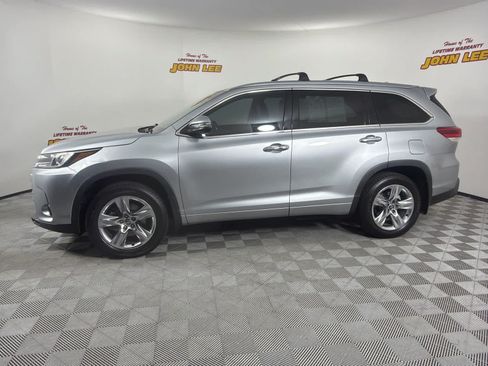 Used 2018 Toyota Highlander Limited AWD/4WD image 2