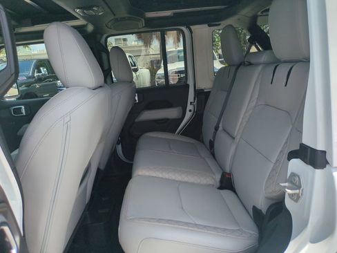 Used 2023 Jeep Wrangler Unlimited Sahara AWD/4WD image 15