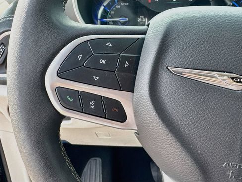 Used 2024 Chrysler Pacifica Limited FWD image 8
