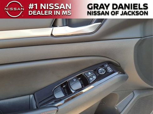 Used 2024 Nissan Altima 2.5 SR w/ SR Premium Package FWD image 10