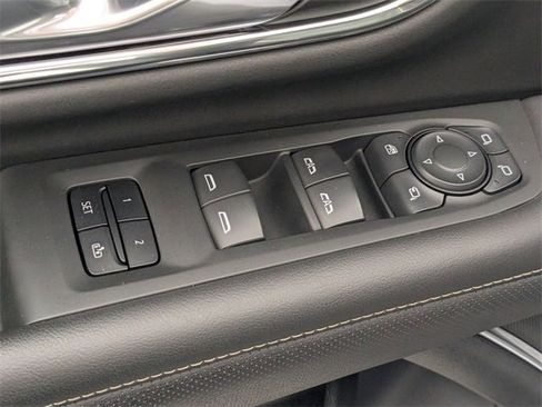 Used 2022 GMC Yukon SLT w/ SLT Luxury Package image 12