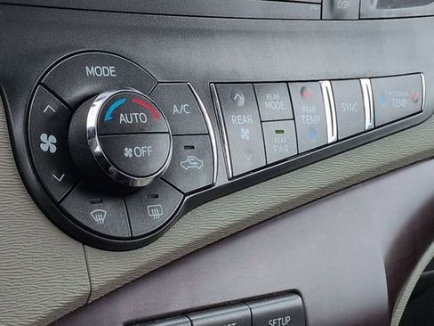 Used 2014 Toyota Sienna XLE w/ XLE Premium Package FWD image 20