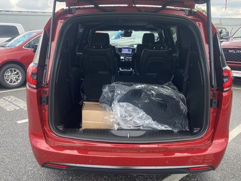 New 2026 Chrysler Pacifica Limited w/ S Appearance Package image 7