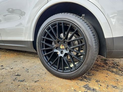 Used 2020 Porsche Cayenne image 4