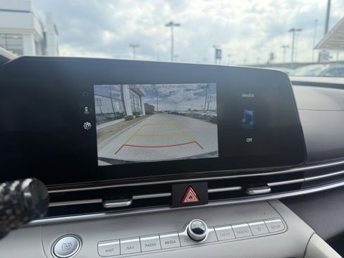Certified 2025 Hyundai Elantra Limited FWD image 39