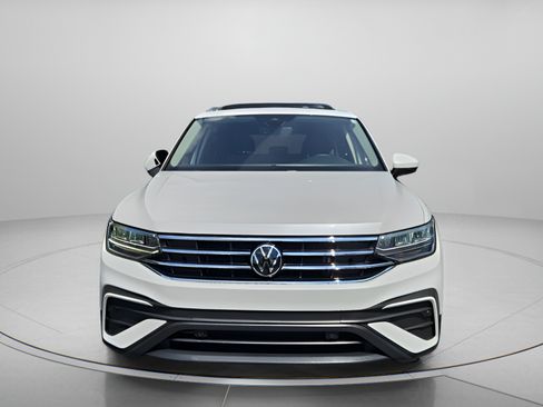 Used 2023 Volkswagen Tiguan SE w/ Panoramic Sunroof Package FWD image 8