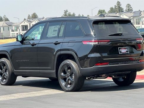 New 2025 Jeep Grand Cherokee Altitude image 6