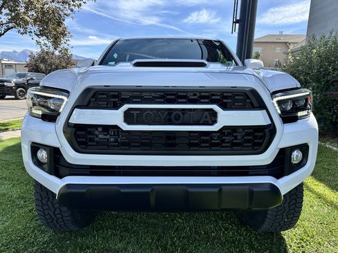 Used 2017 Toyota Tacoma TRD Off-Road AWD/4WD image 14