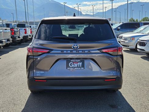 Used 2021 Toyota Sienna XLE AWD/4WD image 4