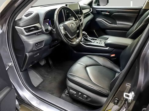 Used 2023 Toyota Highlander XLE AWD/4WD image 10