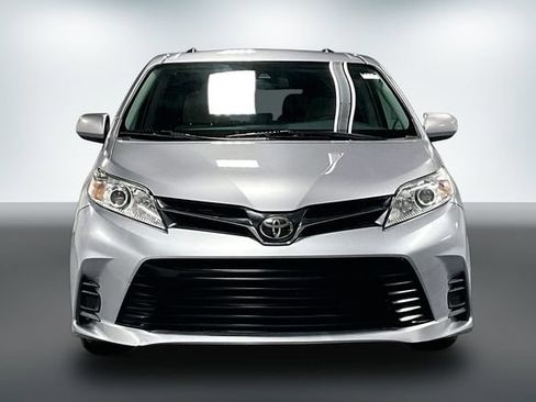 Used 2018 Toyota Sienna LE FWD image 2