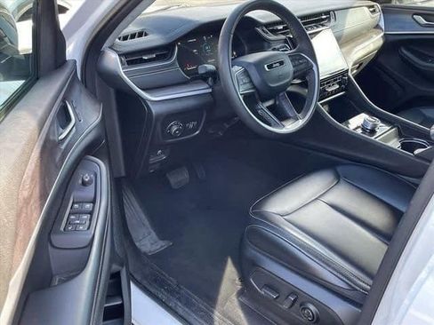 Used 2024 Jeep Grand Cherokee Limited image 9