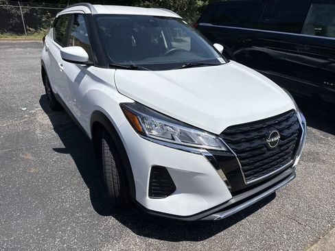 Used 2022 Nissan Kicks SV FWD image 2