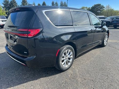 Used 2023 Chrysler Pacifica Touring-L AWD/4WD image 4