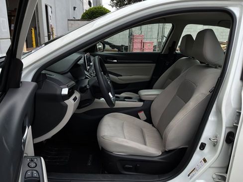 Used 2025 Nissan Altima 2.5 SV FWD image 10