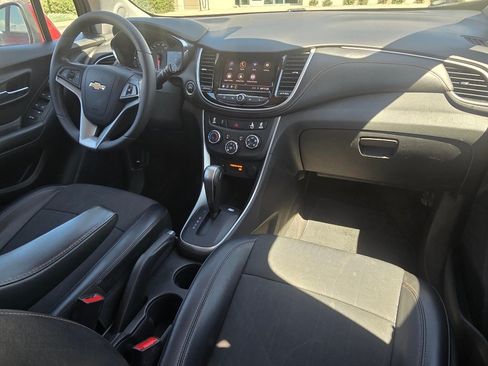 Used 2022 Chevrolet Trax LT w/ LT Convenience Package AWD/4WD image 28