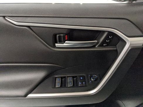 Used 2022 Toyota RAV4 XLE Premium image 18