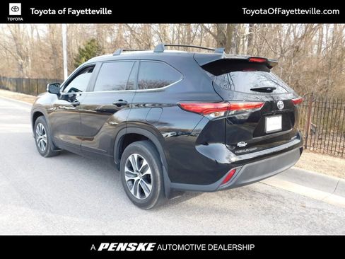 Used 2023 Toyota Highlander XLE image 3