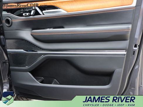 Used 2024 Jeep Grand Wagoneer L Series III AWD/4WD image 8