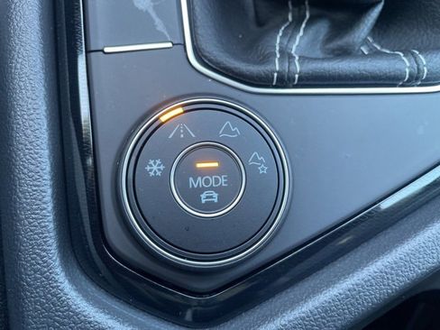 Certified 2025 Volkswagen Taos SE w/ Panoramic Sunroof Package image 22