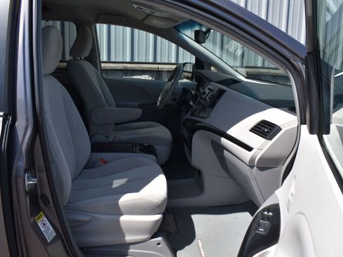 Used 2014 Toyota Sienna LE FWD image 25