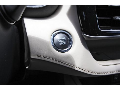 Used 2022 Toyota Highlander XLE FWD image 23