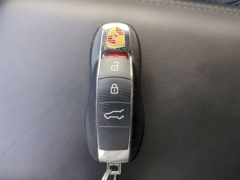 Used 2025 Porsche Macan AWD/4WD image 29