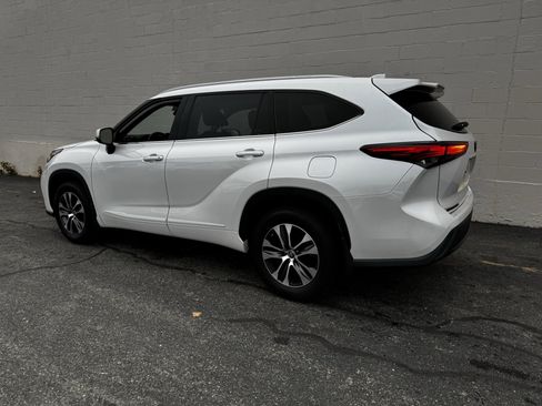 Used 2022 Toyota Highlander XLE image 2