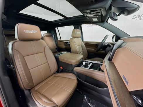 Used 2025 Chevrolet Suburban High Country image 33
